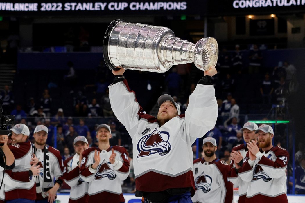 Kanadský brankář Darcy Kuemper po vychytání Stanley Cupu s Coloradem zřejmě zamíří do Washingtonu