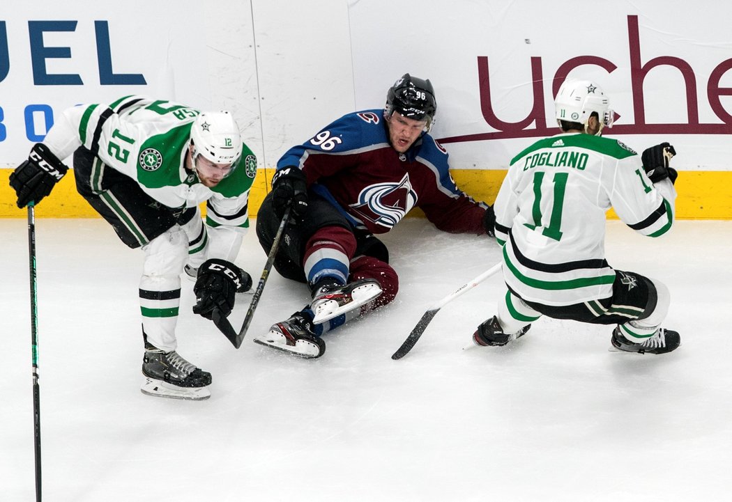 Radek Faksa a Andrew Cogliano si u mantinelu počíhali na Mikka Rantanena