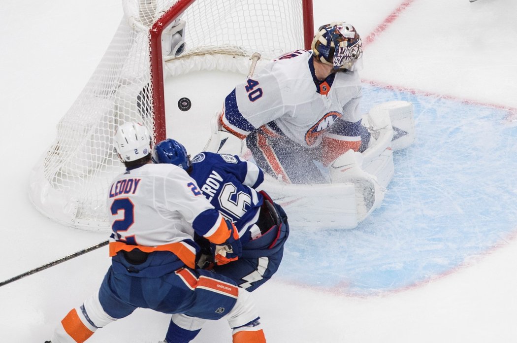 Semjon Varlamov musel do akce už v průběhu první třetiny, ani on ale nezastavil kanonádu Lightning