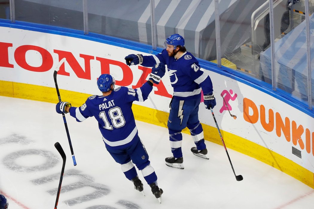 Ondřej Palát a pětibodový Brayden Point se radují z gólu v utkání proti Islanders