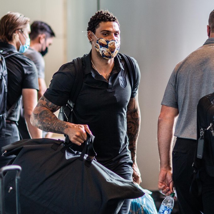 I vyhlášený tvrďák Ryan Reaves z Vegas nasadil při příjezdu na hotel roušku