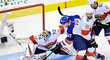 Sergej Bobrovskij se natahuje po puku, Florida nezvládla ani druhé utkání proti Islanders