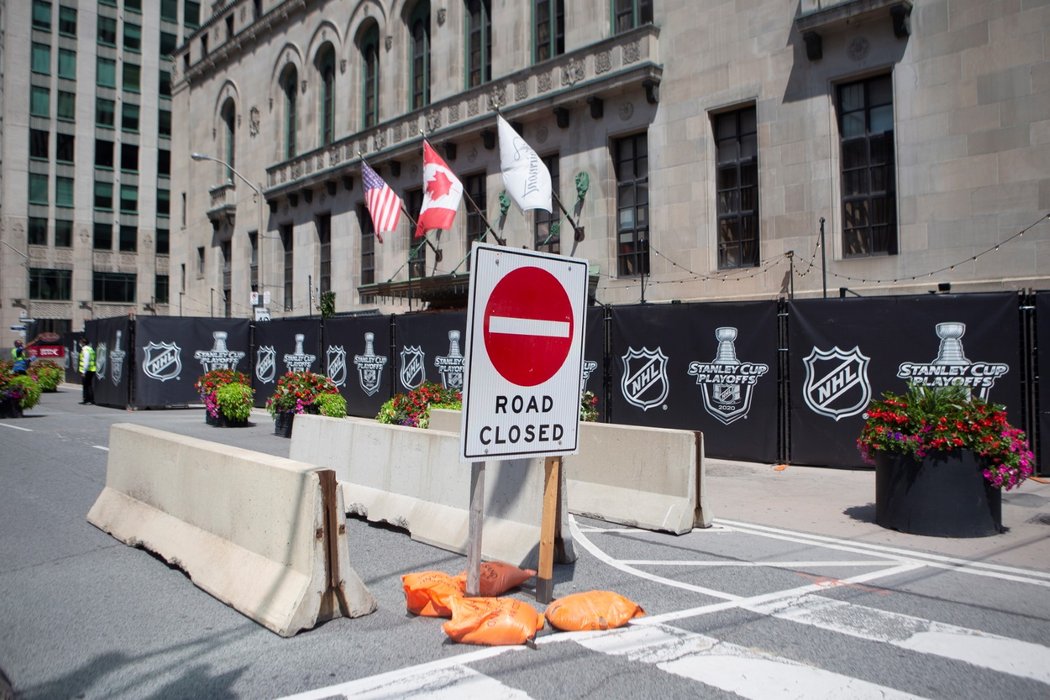 V Torontu i Edmontonu se kvůli restartu NHL museli uzavřít i některé ulice, aby se hráči nepotkali s nikým nevyžádaným