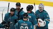 Hokejisté Sharks gratulují k úvodní výhře v sérii proti St. Louis brankářovi Martinu Jonesovi