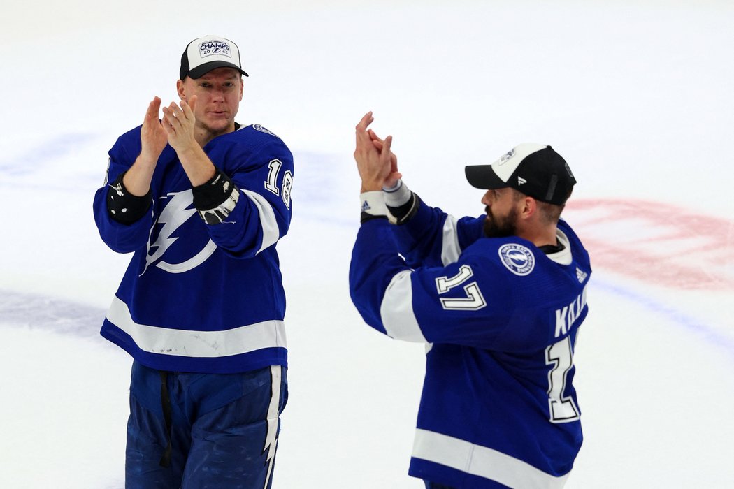 Ondřej Palát a Alex Killorn slaví postup do finále Stanley Cupu