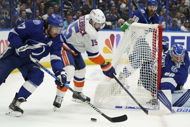 Cal Clutterbuck se snaží zasunout kotouč za Andreje Vasilevského