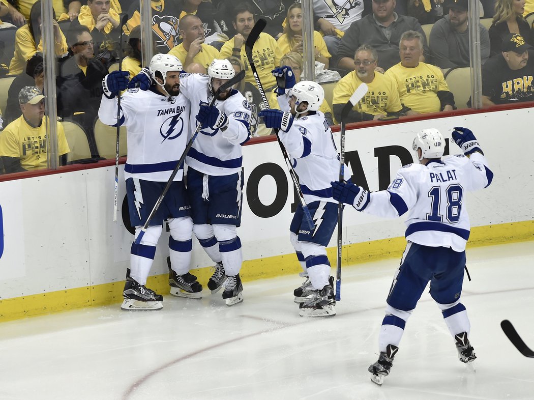 Ondřej Palát (vpravo) se jede radovat se spoluhráči z rozhodujícího gólu v prodloužení v pátém finále Východní konference NHL s Pittsburghem