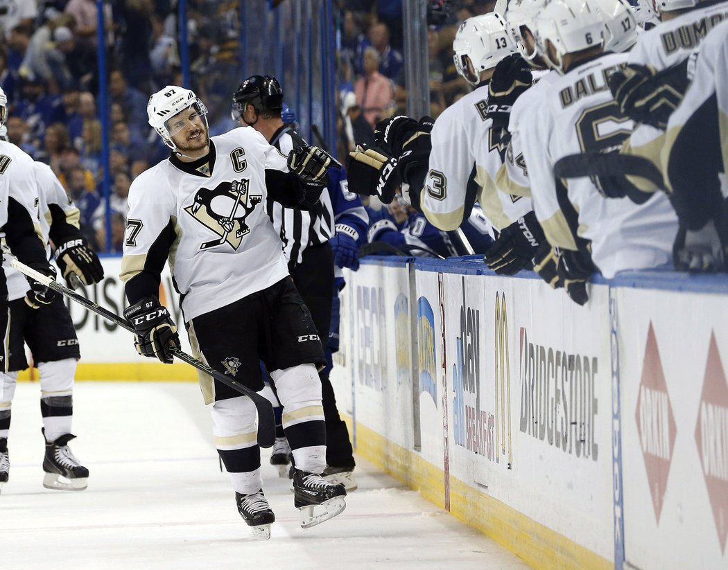 Sidney Crosby se raduje z gólu ve třetím zápase finále Východní konference proti Tampě