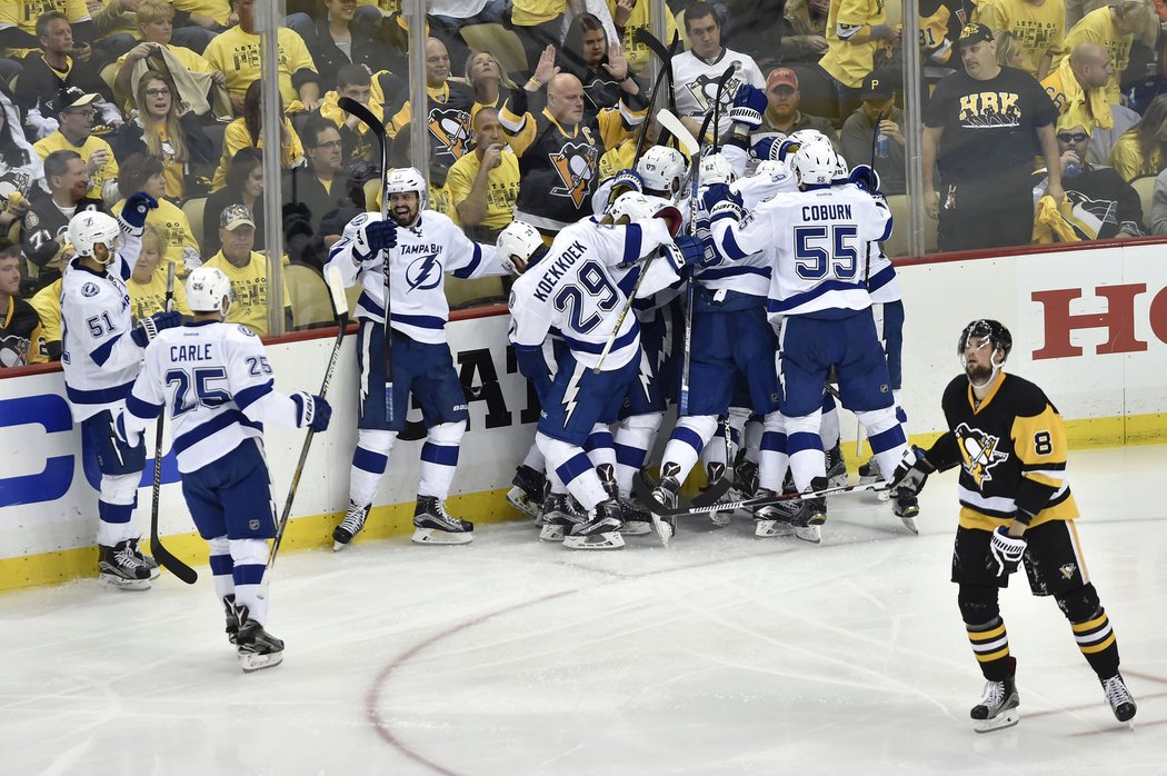 Euforie hokejistů Tampy po rozhodujícím gólu v prodloužení duelu s Pittsburghem