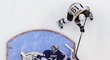 Gólman Toronta James Reimer chytá nájezd Tylera Seguina z Bostonu ve třetím zápase play off NHL