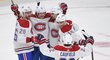 Hokejisté Montrealu se radují ze vstřeleného gólu
