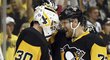 Brankář Pittsburghu Matt Murray se raduje s Patrikem Hornqvistem z výhry nad Washingtonem ve třetím zápase druhého kola Stanley Cupu