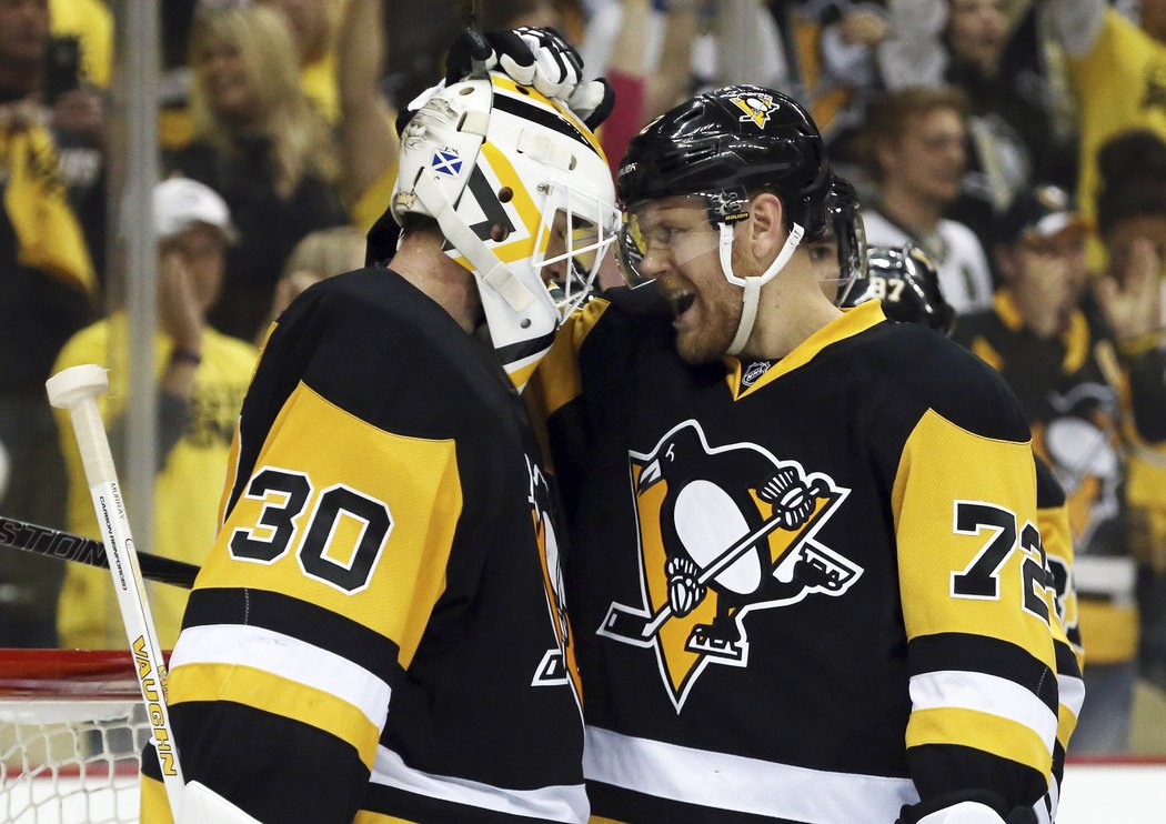 Brankář Pittsburghu Matt Murray se raduje s Patrikem Hornqvistem z výhry nad Washingtonem ve třetím zápase druhého kola Stanley Cupu