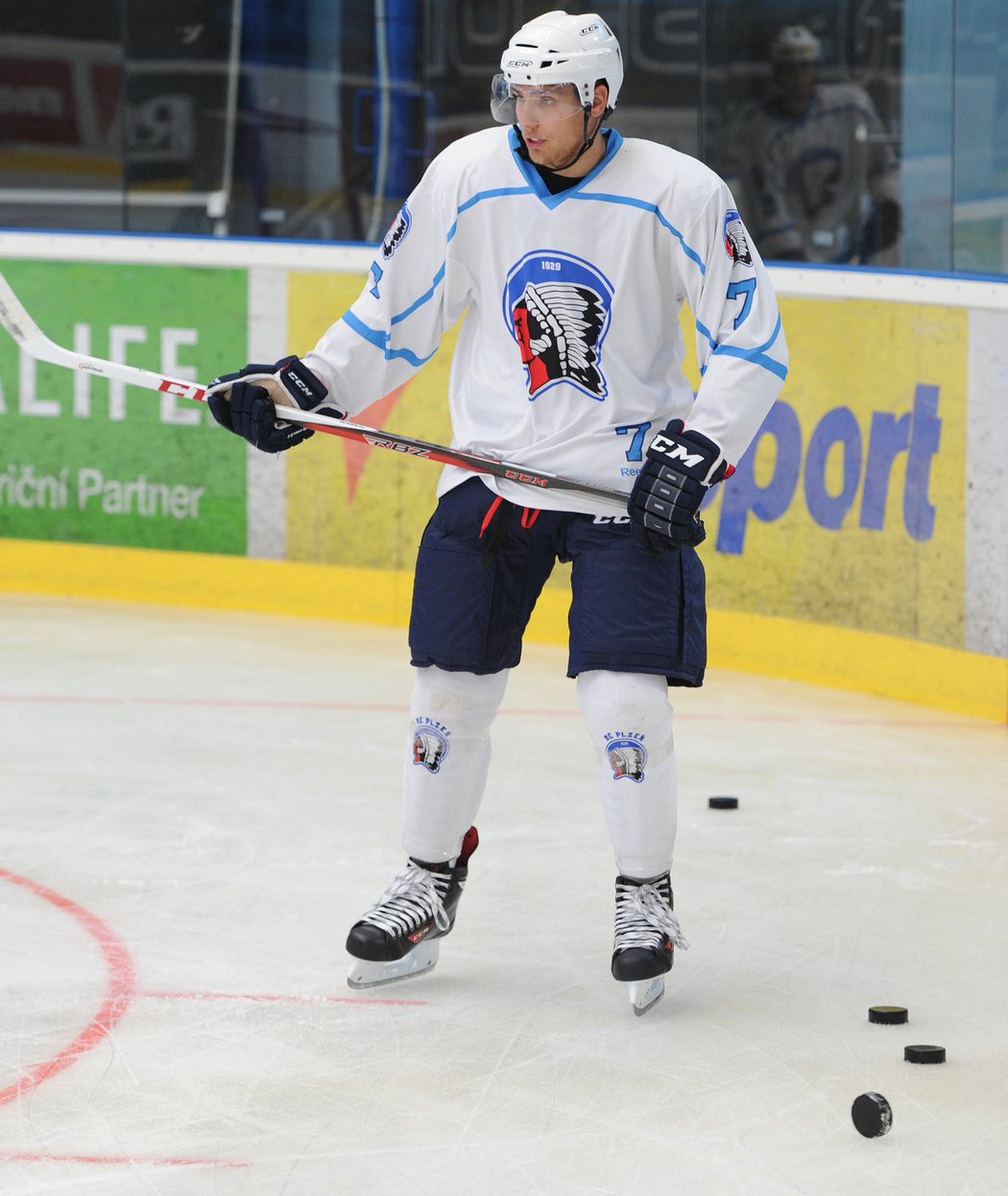 Mladý hokejový bek Vojtěch Mozík byl u toho, když v minulé sezoně vybojoval v Plzni první historický titul. A má za sebou i první oťukávání se zámořskou NHL, byl v kempu NY Rangers