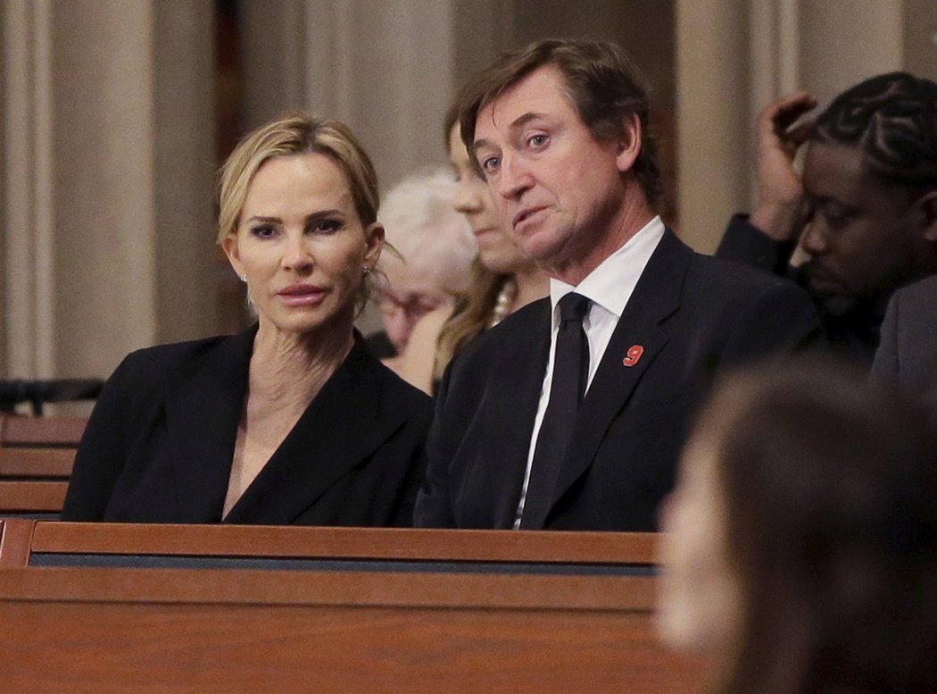 Na pohřeb Gordieho Howa přišel také Wayne Gretzky s manželkou