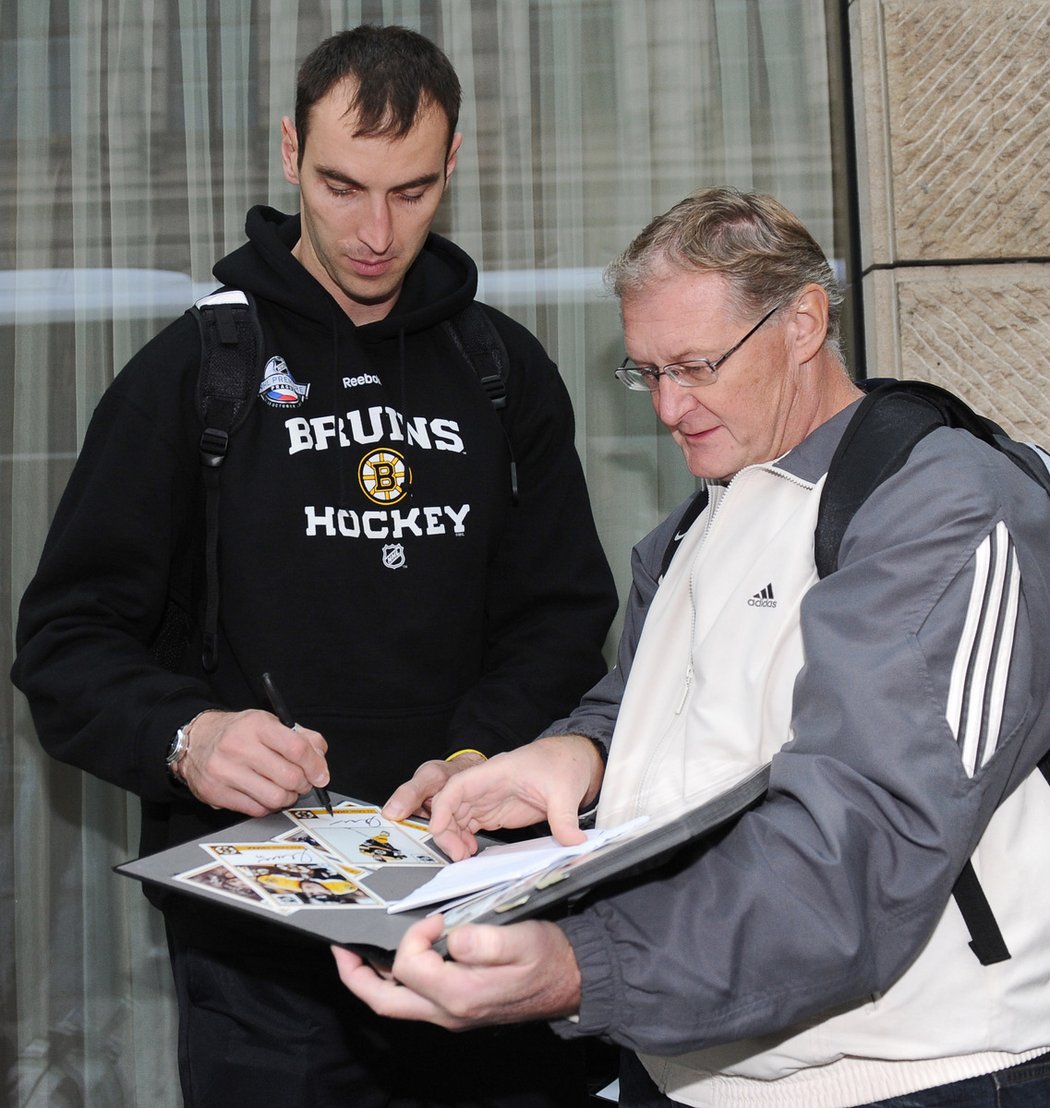 Zdeno Chára se podepisuje fanouškovi Bostonu