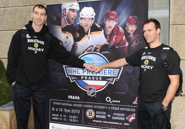 Slovák Chára a Čech Krejčí pózují u plakátu NHL v Praze Slovák Chára a Čech Krejčí pózují u plakátu NHL v Praze