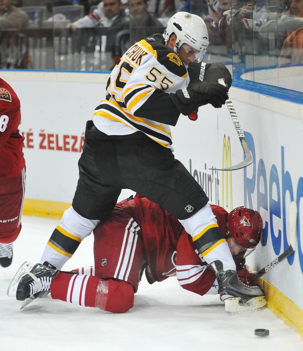 Bostonský Johnny Boychuk složil na zem Petra Průchu