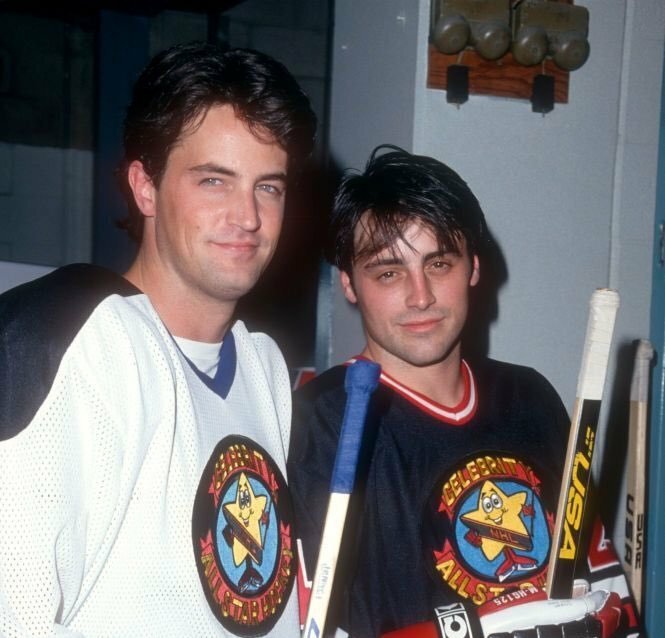 Hvězdy seriálu Přátelé Matthew Perry (vlevo) a Matt LaBlanc si společně zahráli hokej v dresu celebrit