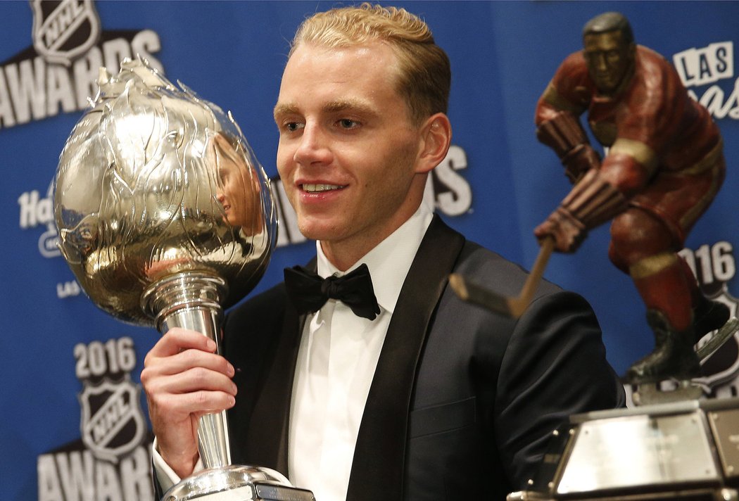 Patrick Kane z Chicaga převzal Hart Trophy pro nejužitečnějšího hráče i Ted Lindsay Award