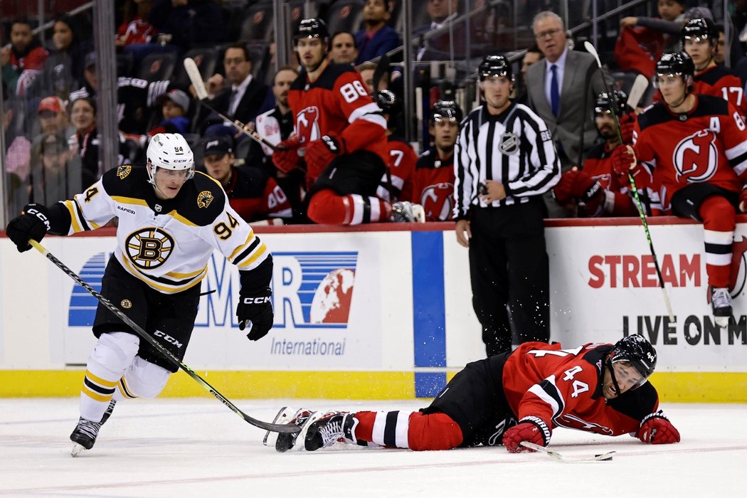 Útočník Jakub Lauko (vlevo) byl po generálce Bostonu proti New Jersey hodně chválen koučem Bruins