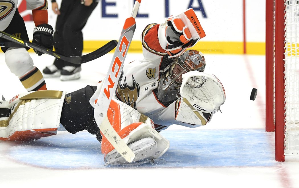 John Gibson tenhle puk do klece Anaheimu nepustil