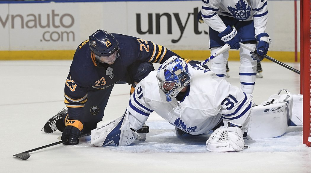 Sam Reinhart z Buffala kontroluje, jestli je gólman Frederik Andersen v pořádku