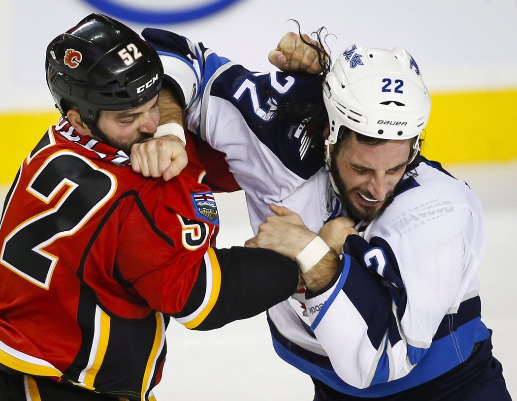 Brendan Bollig a Chris Thorburn během pěstního souboje