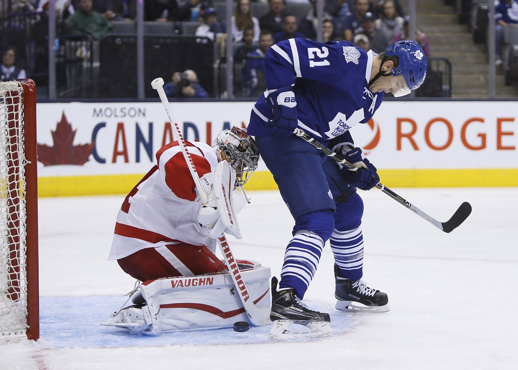 Van Riemsdyk znepříjemňuje práci českému brankáři.