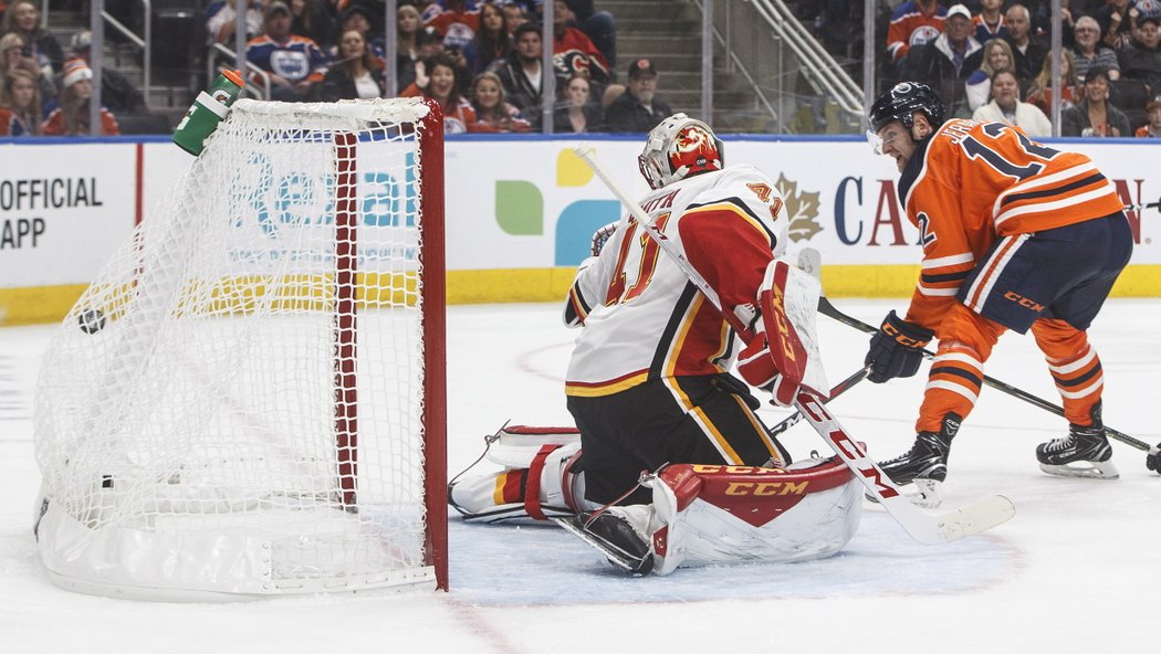 Obránce Jakub Jeřábek sleduje kotouč v síti Calgary