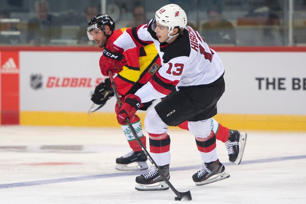 Švýcarský útočník Nico Hischier z New Jersey se v pondělí představil s Devils v přípravném utkání na ledě Bernu