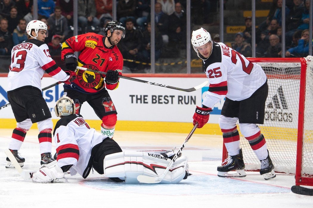 Kapitán Bernu Simon Moser dostal při svém gólu hodně prostoru od hráčů New Jersey, marně se mu snažili zabránit oba švýcarští hráči v dresu Devils - Nico Hischier a Mirco Müller