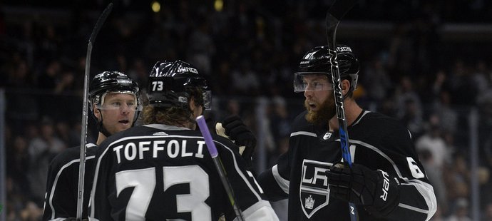 Obránce Jake Muzzin (vpravo) byl prvním střelcem Los Angeles