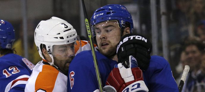 Radko Gudas si na premiéru v oranžovo-bílém dresu bude muset počkat.