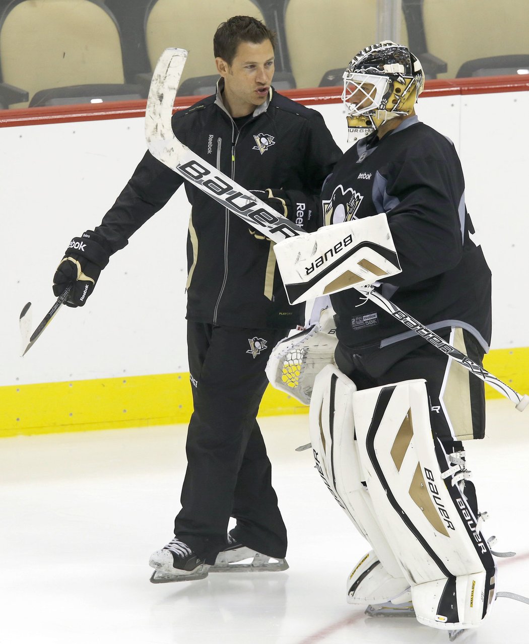 Gólman Pittsburghu Tomáš Vokoun na tréninku s novým koučem brankářů Mikem Balesem