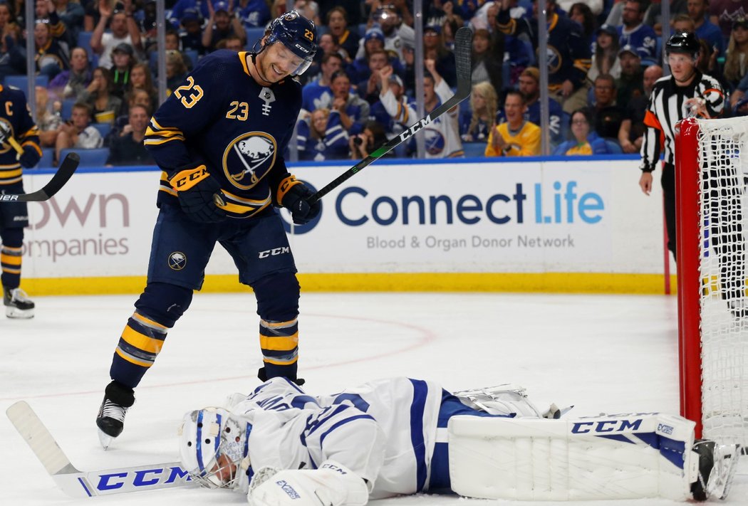 Michal Neuvirth si za Toronto zachytal jen 40 minut proti Buffalu, v úterý s ním Maple Leafs ukončili zkušební kontrakt