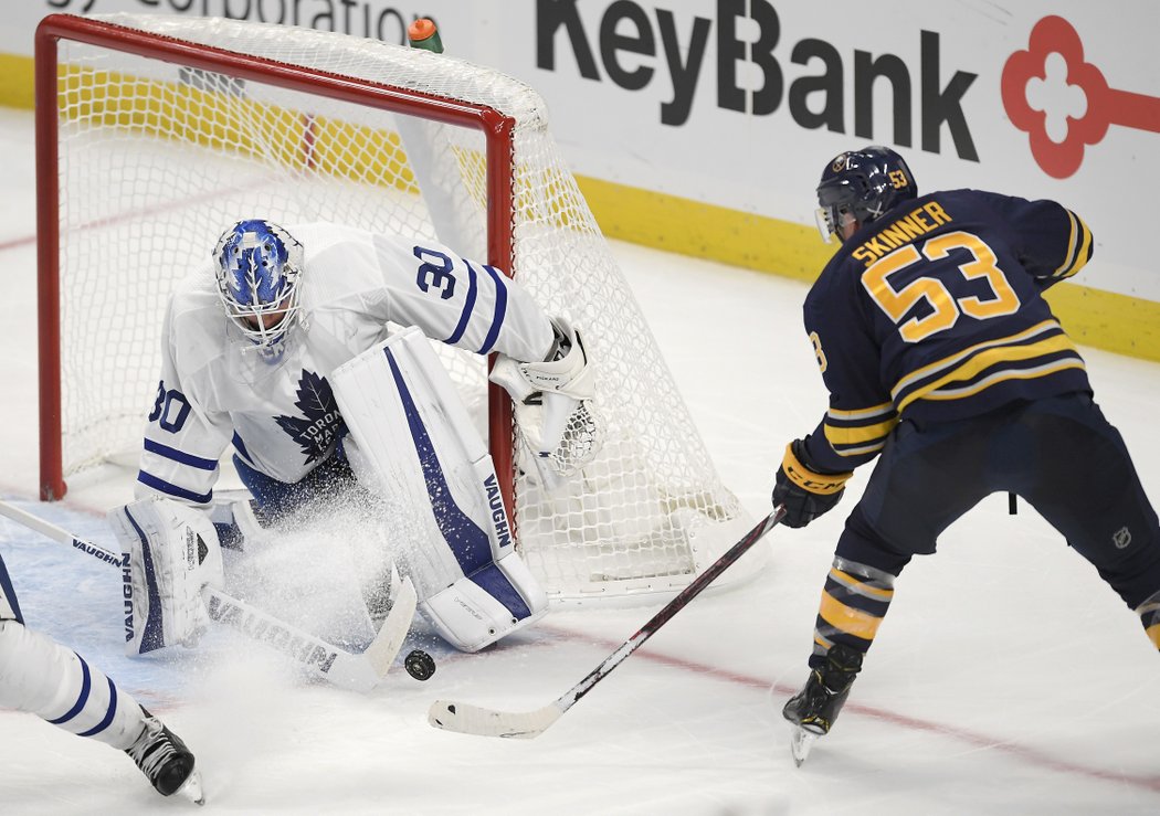 Jeff Skinner se snaží najít mezírku ve výstroji Calvina Pickarda