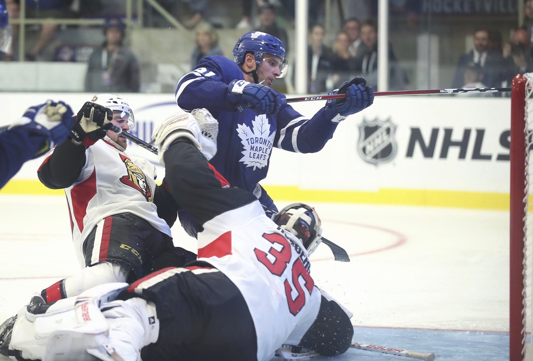 John Tavares právě střílí gól do sítě Toronta