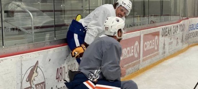 Auston Matthews a Connor McDavid při společném tréninku v Arizoně