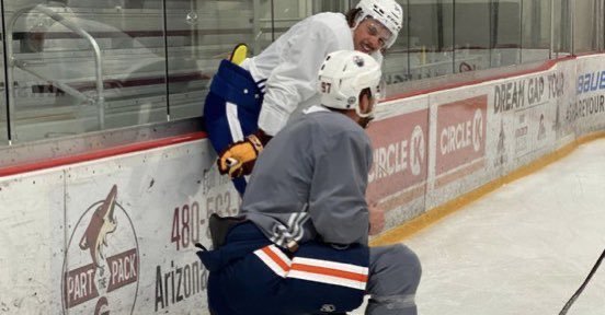 Auston Matthews a Connor McDavid při společném tréninku v Arizoně