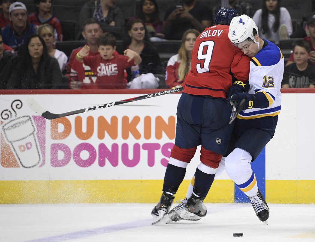 Dmitrj Orlov bude i v další sezoně rozdávat tvrdé hity, přesvědčil se o tom Zach Sanford ze St.Louis