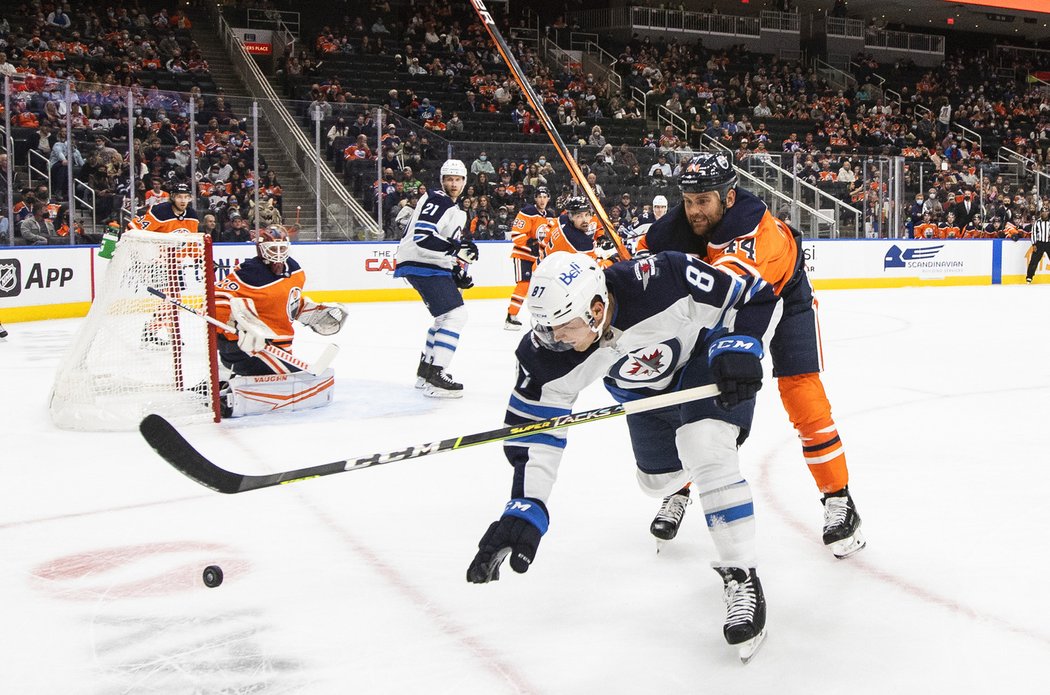 Zack Kassian z Edmontonu atakuje Kristiana Reichla v dresu Winnipegu