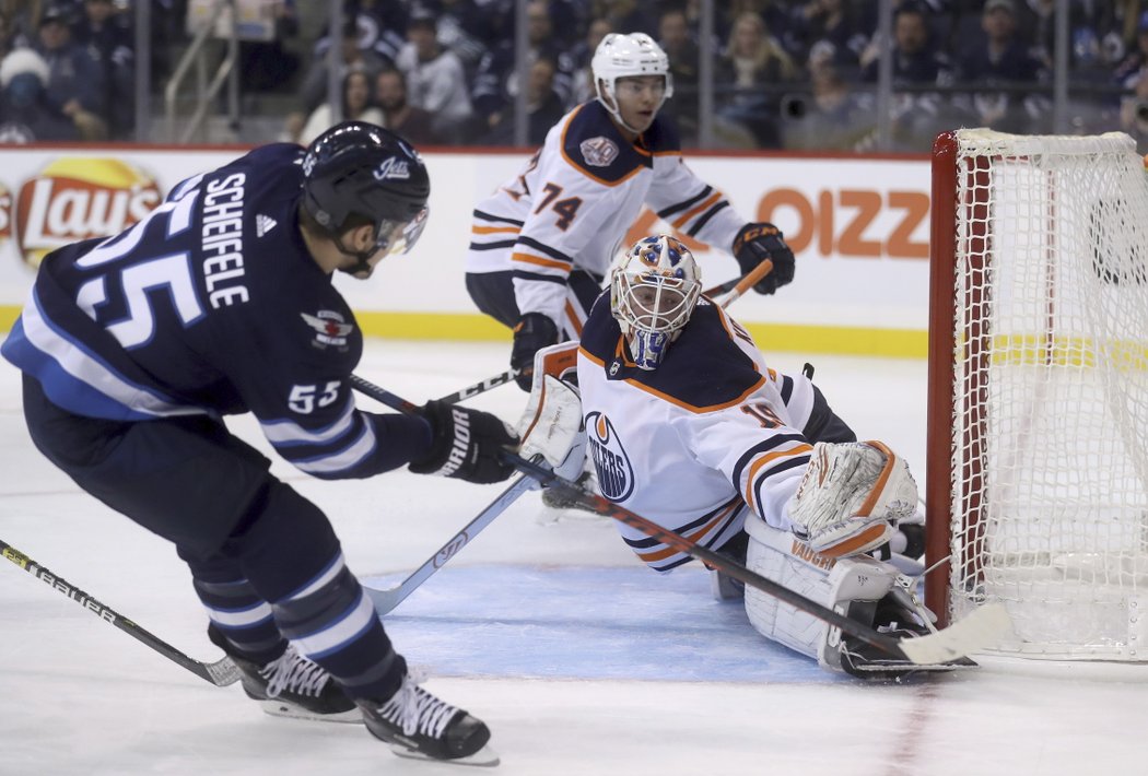 Mikko Koskinen se pořádně protáhl, ale Mark Scheifele byl rychlejší a skóroval