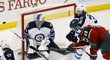 Connor Hellebuyck se o příděl podělil s druhým brankářem Michaelem Hutchinsonem