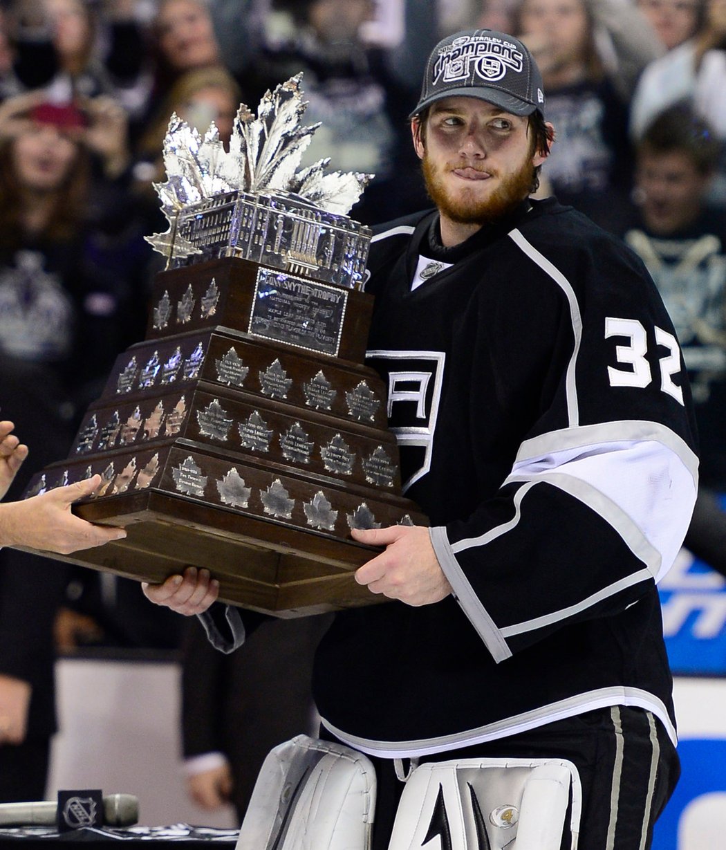 Jonathan Quick se stal třetím Američanem, který získal Conn Smythe Trophy pro nejužitečnějšího hráče play off.