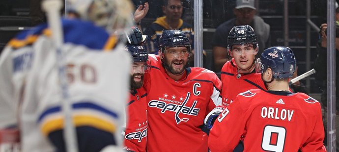 Radko Gudas při své premiéře v dresu Washingtonu pomohl gólem a asistencí k vítězství Capitals ve středečním přípravném duelu nad obhájcem Stanleyova poháru St. Louis 3:2.