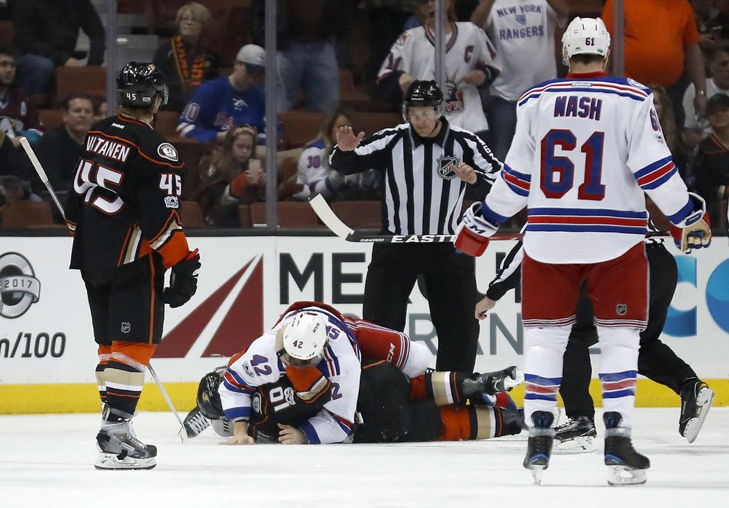 Po rvačce s Corey Perrym zůstal nahoře obránce Brendan Smith z Rangers