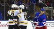 David Pastrňák z Bostonu bodoval potřetí v řadě, jeho gól a asistence ale nezabránily prohře Bruins na ledě New York Rangers 2:4.