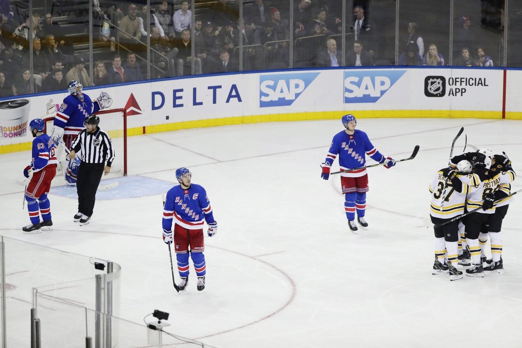 Hokejisté Bostonu se radují z puku v síti New York Rangers