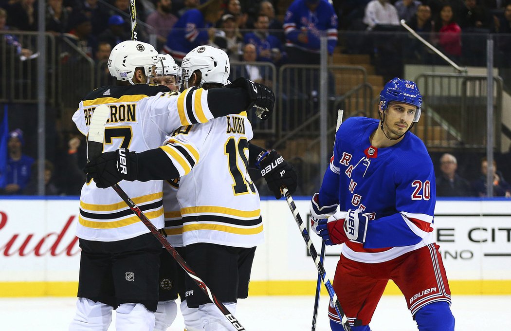 David Pastrňák z Bostonu bodoval potřetí v řadě, jeho gól a asistence ale nezabránily prohře Bruins na ledě New York Rangers 2:4.